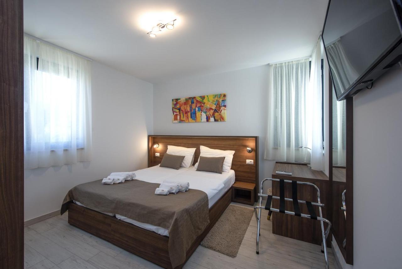 Family Friendly Apartments With A Swimming Pool Sveti Filip I Jakov, Biograd - 19325 Extérieur photo